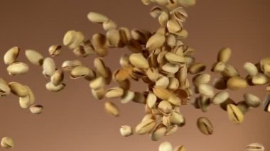 Uçan şam fıstıklarının süper yavaş hareket etmesi. Yüksek hızlı sinema kamerası, 1000 fps..