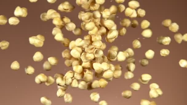 Super slow motion of flying hazelnuts collision. Filmé sur caméra de cinéma à grande vitesse, 1000 images par seconde.