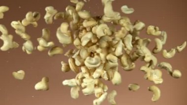 Uçan kaju fıstığı çarpışmasının süper yavaş çekimi. Yüksek hızlı sinema kamerası, 1000 fps..