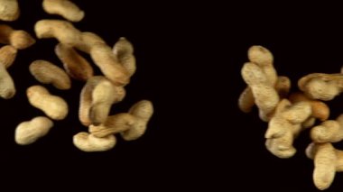 Uçan yer fıstığı çarpışmasının süper yavaş çekimi. Yüksek hızlı sinema kamerası, 1000 fps..