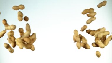 Uçan yer fıstığı çarpışmasının süper yavaş çekimi. Yüksek hızlı sinema kamerası, 1000 fps..