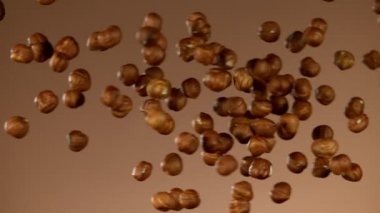 Uçan fındık çarpışmasının süper yavaş çekimi. Yüksek hızlı sinema kamerası, 1000 fps..