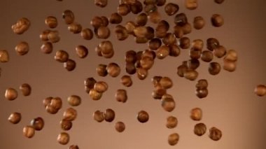 Uçan fındık çarpışmasının süper yavaş çekimi. Yüksek hızlı sinema kamerası, 1000 fps..
