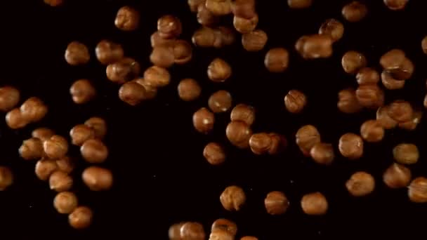 Super slow motion of flying hazelnuts collision. Filmé sur caméra de cinéma à grande vitesse, 1000 images par seconde.