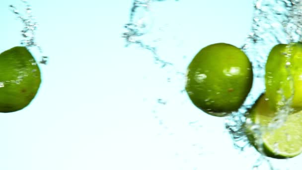 Super Slow Motion Kalk Bitar Kollision Med Vatten Stänk Vit — Stockvideo