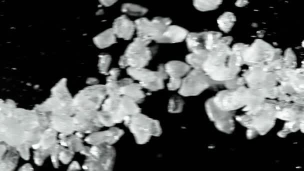 黒の背景に砕けた氷の衝突の超遅い動き 高速フィルムカメラで撮影しました — ストック動画