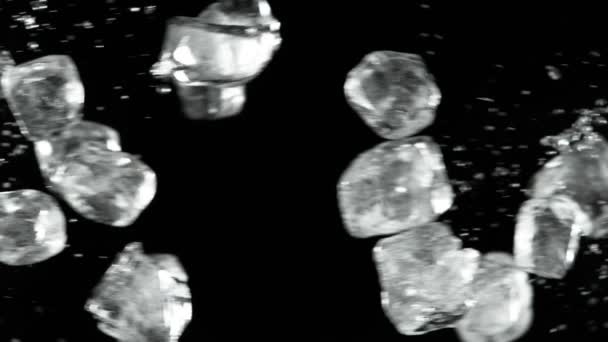Сверхмедленное Движение Кубиков Льда Черном Фоне Снято Камеру Высокоскоростного Кино — стоковое видео