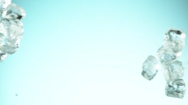 Buz küplerinin mavi arka planda çarpışması süper yavaş bir harekettir. Yüksek hızlı sinema kamerası, 1000 fps..