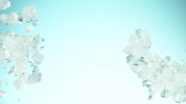 Mavi arka planda ezilmiş buz çarpışmasının süper yavaş çekimi. Yüksek hızlı sinema kamerası, 1000 fps..