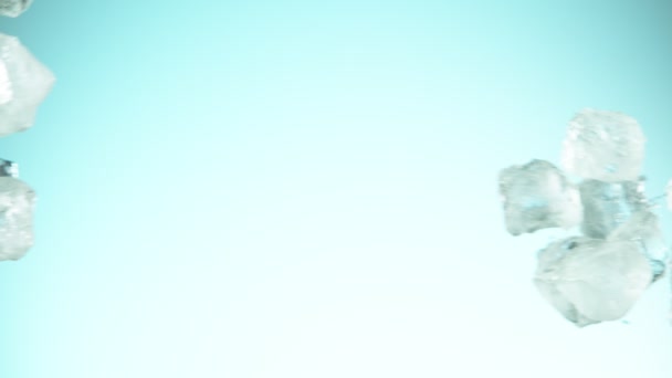 青の背景に氷のキューブ衝突の超遅い動き 高速フィルムカメラで撮影しました — ストック動画