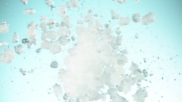 Super Zeitlupe Der Kollision Von Crushed Ice Auf Blauem Hintergrund — Stockvideo