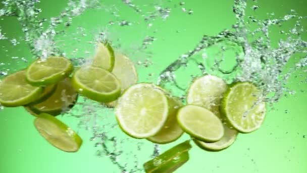Super Slow Motion Kalk Bitar Kollision Med Vatten Stänk Grön — Stockvideo
