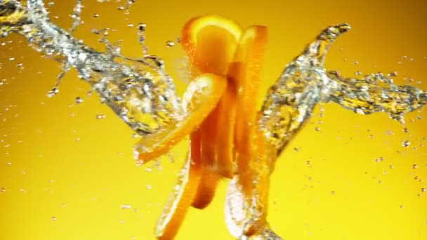 Супер Повільний Рух Апельсинових Скибочок Зіштовхується Бризками Води Знімається Високошвидкісній — стокове відео