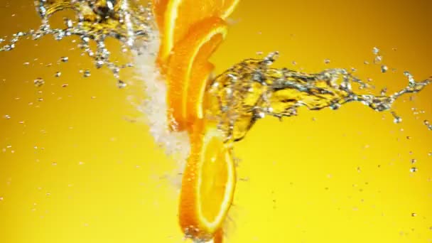 Superlangzame Beweging Van Sinaasappelschijfjes Botst Met Waterspatten Gefilmd Hoge Snelheid — Stockvideo
