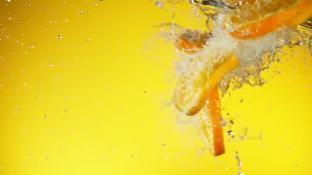 Σούπερ Αργή Κίνηση Των Φέτες Πορτοκαλιού Σύγκρουση Πιτσιλιές Νερού Κινηματογραφήθηκε — Αρχείο Βίντεο