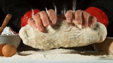 Fırın hamur işlemesinin dondurucu hareketi. Gıda hazırlama konsepti, malzemeler