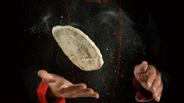 冻结运动的炊具加工酵母披萨面团 食物配制概念 — 图库照片