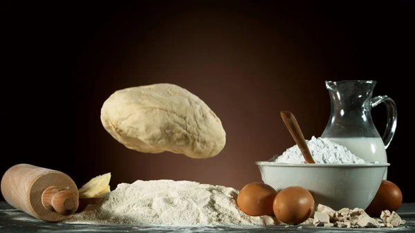冻结掉酵母面团到面粉中的运动 烹调材料 食物配制概念 — 图库照片