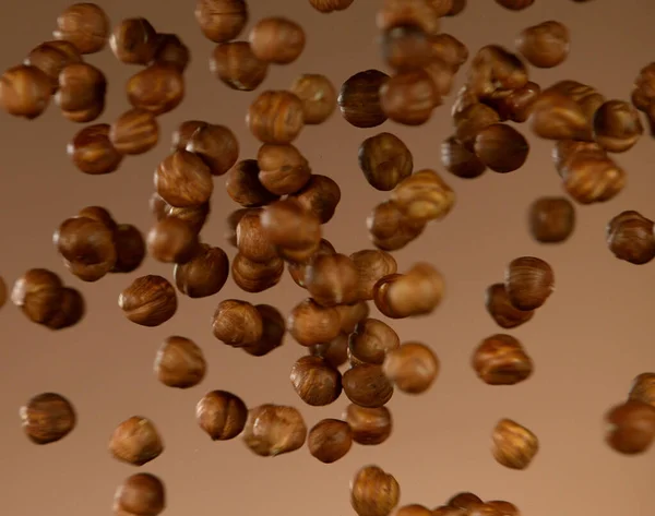 Mouvement Gel Réaliste Des Amandes Volantes Sur Fond Brun — Photo