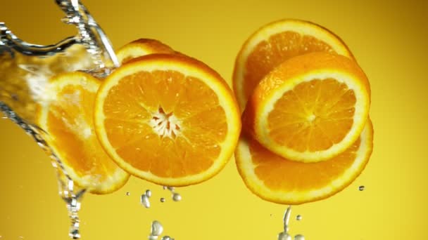 Superzeitlupe Orangenscheiben Kollidieren Mit Wasserspritzern Gefilmt Mit High Speed Kinokamera — Stockvideo