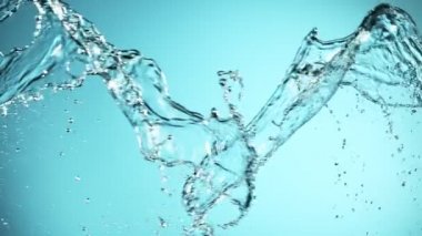 Uçan suyun süper yavaş akımı çarpışma halinde, mavi arka planda. Yüksek hızlı sinema kamerası, 1000fps.