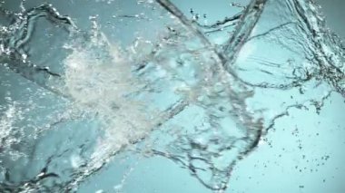 Uçan suyun süper yavaş akımı çarpışma halinde, mavi arka planda. Yüksek hızlı sinema kamerası, 1000fps.