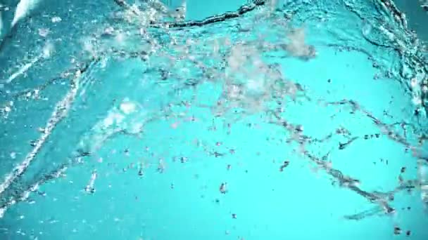 Super Zeitlupe Von Fliegendem Wasser Spritzt Kollision Blauer Hintergrund Gefilmt — Stockvideo