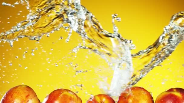 Super Zeitlupe Fallender Pfirsiche Mit Wasserspritzern Gefilmt Mit High Speed — Stockvideo