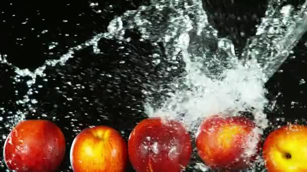 Super Zeitlupe Fallender Pfirsiche Mit Wasserspritzern Gefilmt Mit High Speed — Stockvideo