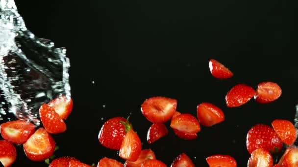Super Zeitlupe Fallender Erdbeeren Mit Wasserspritzern Gefilmt Mit High Speed — Stockvideo