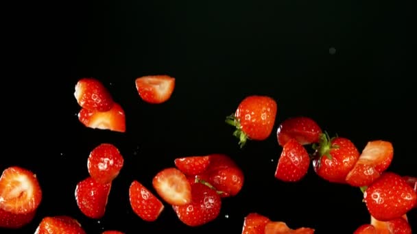 Super Cámara Lenta Caída Fresas Con Salpicaduras Agua Filmado Cámara — Vídeo de stock