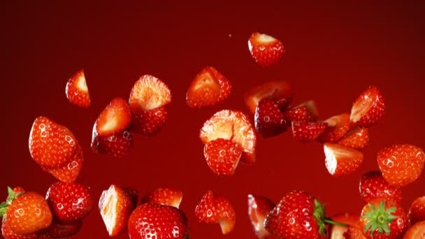 Super Zeitlupe Fallender Erdbeeren Mit Wasserspritzern Gefilmt Mit High Speed — Stockvideo