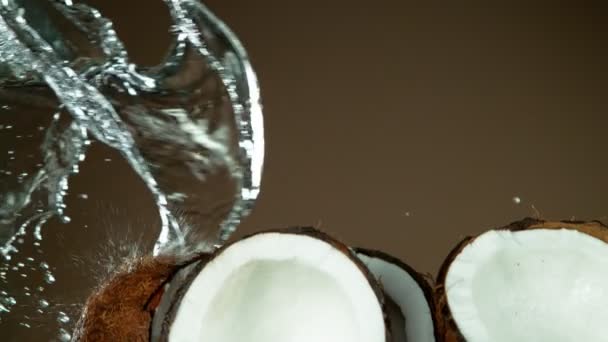 Superlangzame Beweging Van Kokosstukjes Die Lucht Vliegen Met Waterspatten Gefilmd — Stockvideo