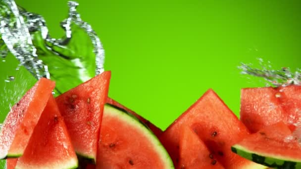 Super Zeitlupe Von Wassermelonenstücken Die Mit Wasserspritzern Die Luft Fliegen — Stockvideo