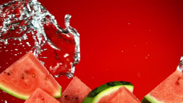 Super Zeitlupe Von Wassermelonenstücken Die Mit Wasserspritzern Die Luft Fliegen — Stockvideo