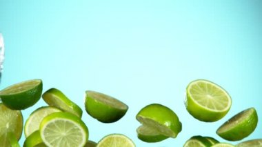 Su sıçramalarıyla havada uçan limon parçalarının süper yavaş çekimi. Yüksek hızlı sinema kamerası, 1000 fps..