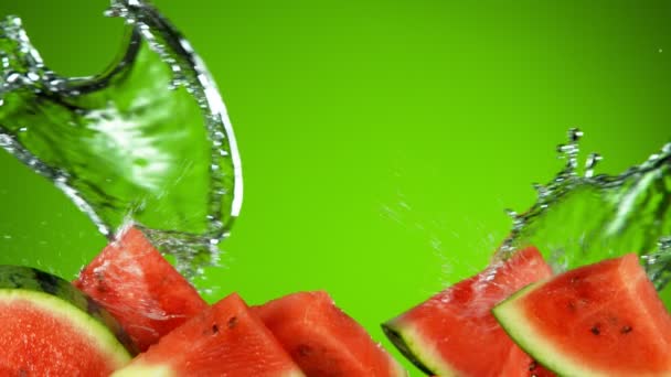Super Zeitlupe Von Wassermelonenstücken Die Mit Wasserspritzern Die Luft Fliegen — Stockvideo
