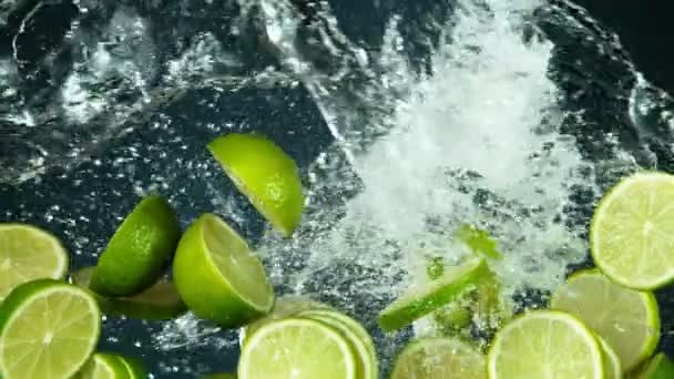 Szuper Lassított Mozgású Lime Darabok Repülnek Fel Levegőben Víz Fröccsenés — Stock videók