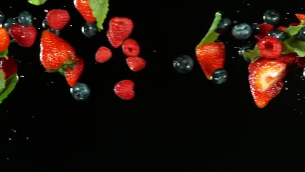 Superzeitlupe Von Beerenfrüchten Die Mit Wasserspritzern Die Luft Fliegen Gefilmt — Stockvideo