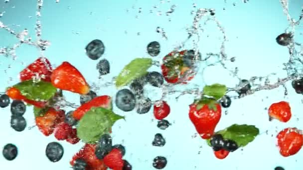 果実の超遅い動きは水の飛沫で空中を飛んでいます 高速フィルムカメラで撮影しました — ストック動画