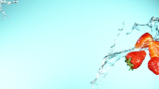 Superlångsam Rörelse Jordgubbar Som Flyger Upp Luften Med Vattenstänk Inspelning — Stockvideo