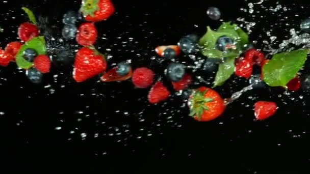 Super Cámara Lenta Frutas Bayas Volando Aire Con Salpicaduras Agua — Vídeo de stock