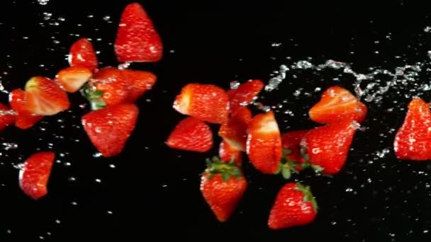 Super Cámara Lenta Fresas Volando Aire Con Salpicaduras Agua Filmado — Vídeos de Stock