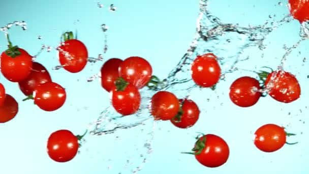 Super Powolny Ruch Pomidorów Wiśniowych Unoszących Się Powietrzu Rozpryskami Wody — Wideo stockowe