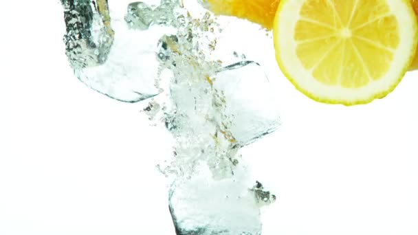 Super Cámara Lenta Limas Naranjas Limones Con Salpicaduras Agua Blanco — Vídeo de stock