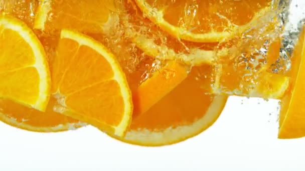 Super Slow Motion Fallande Orange Skivor Stänk Vatten Inspelning Höghastighetsbio — Stockvideo