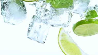 Limon ve limon dilimleri ve buz küplerinin suya düşmesi çok yavaş bir hareket. Yüksek hızlı sinema kamerası, 1000 fps..