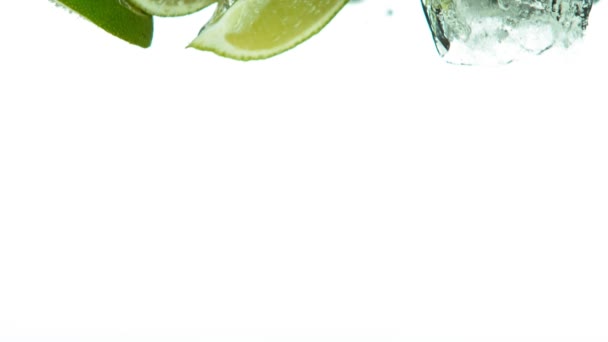 Super Slow Motion Caduta Limoni Lime Fette Cubetti Ghiaccio Spruzzi — Video Stock