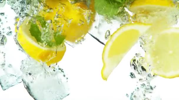 Super Slow Motion Citronskivor Som Faller Vatten Med Isbitar Vitt — Stockvideo