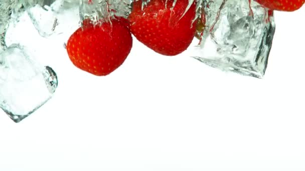 超级慢动作的草莓和冰块落入水中的白色 用高速摄像机拍摄 每秒1000帧 — 图库视频影像